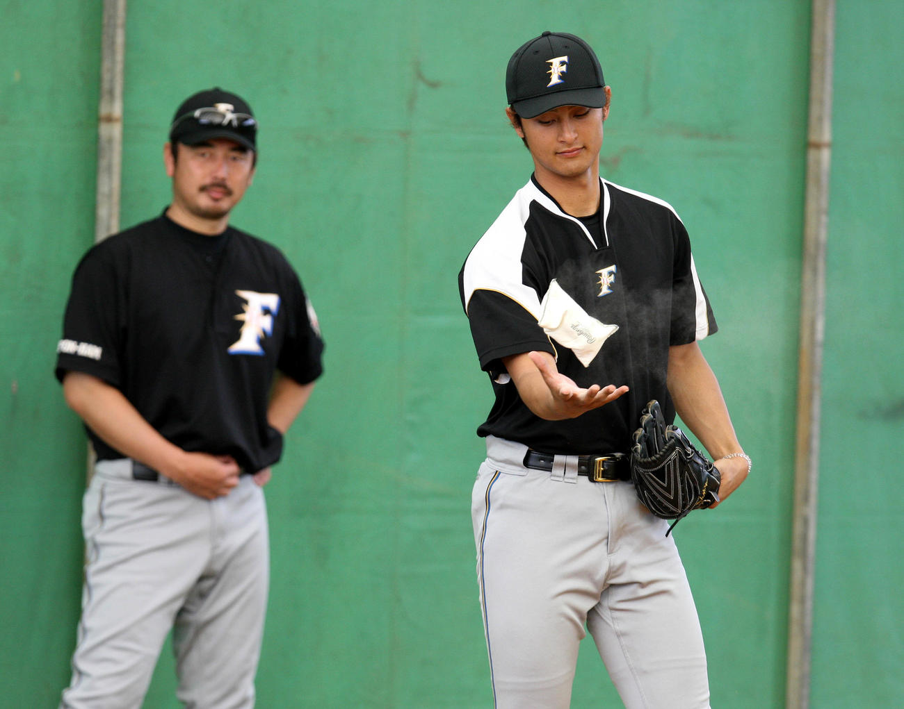 日本ハム時代のダルビッシュ有（右）と吉井理人コーチ（2009年2月3日撮影）