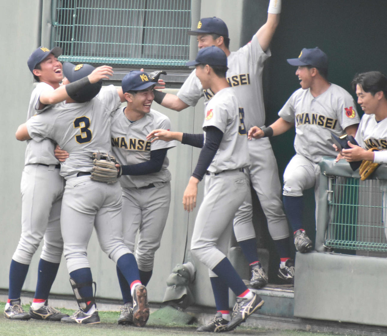 6回裏2死から左越えのソロを放ち、ベンチで祝福を受ける関学大・馬場（撮影・古財稜明）