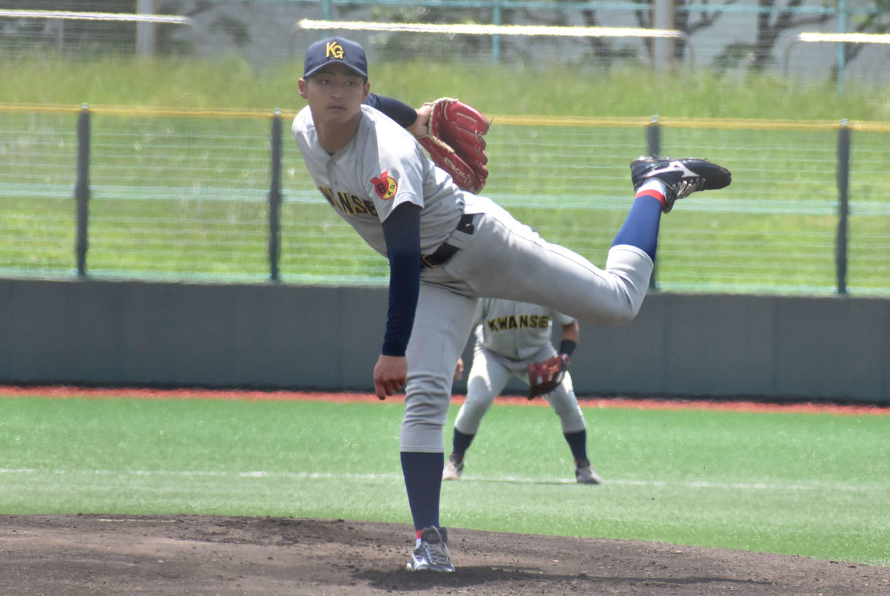 同大戦に先発した関学大の2年生エース左腕飯田（撮影・古財稜明）