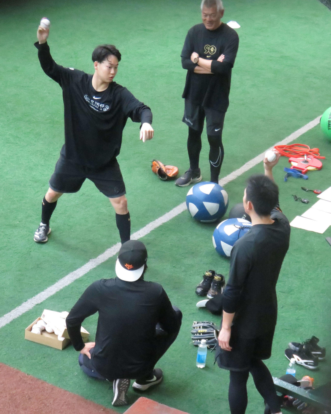 投球について身ぶり手ぶりで話し合う巨人山崎伊（奥左）と戸郷（手前右）