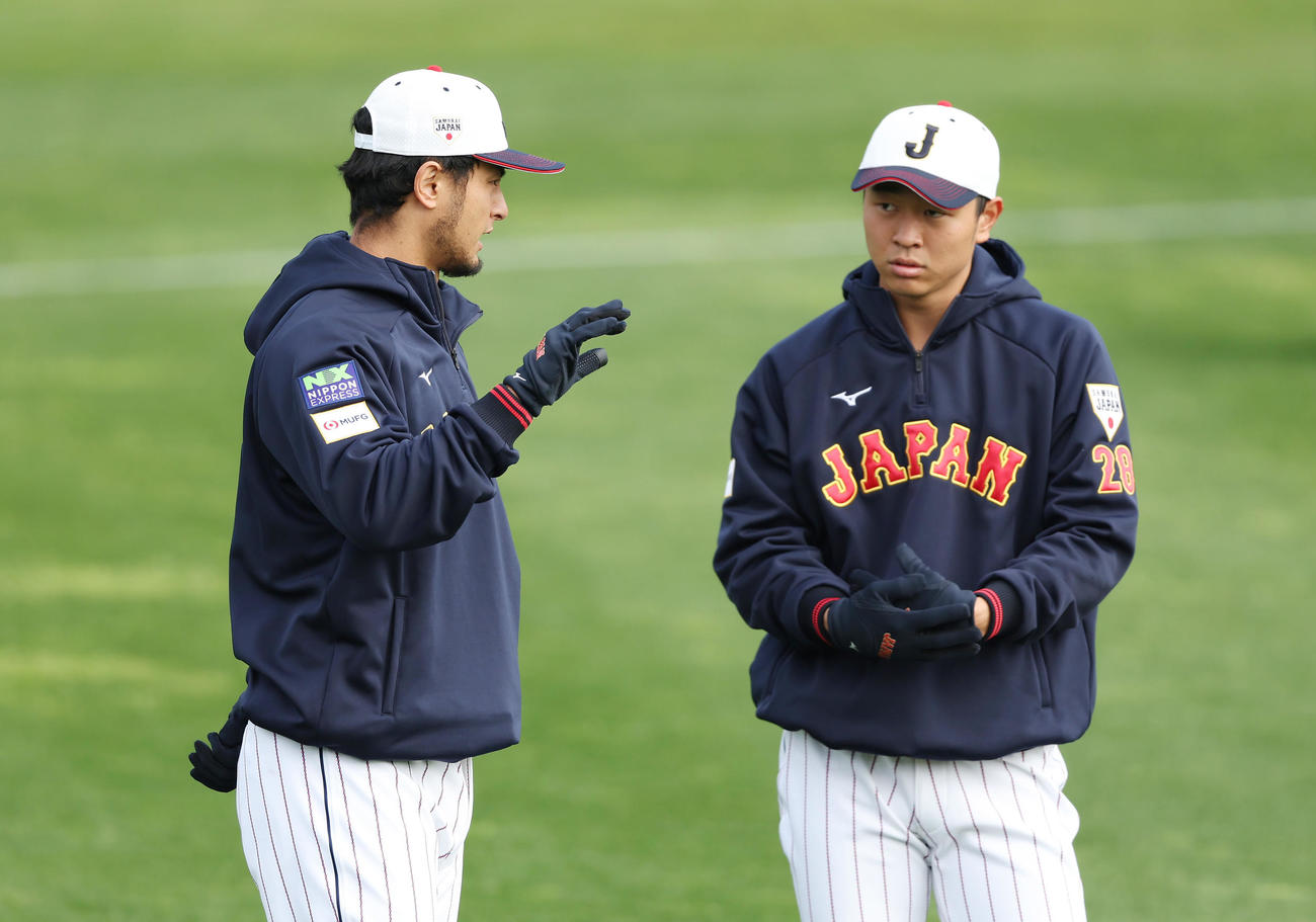 侍ジャパン　ウオーミングアップで言葉を交わすダルビッシュ（左）と高橋宏斗（2023年2月17日撮影）