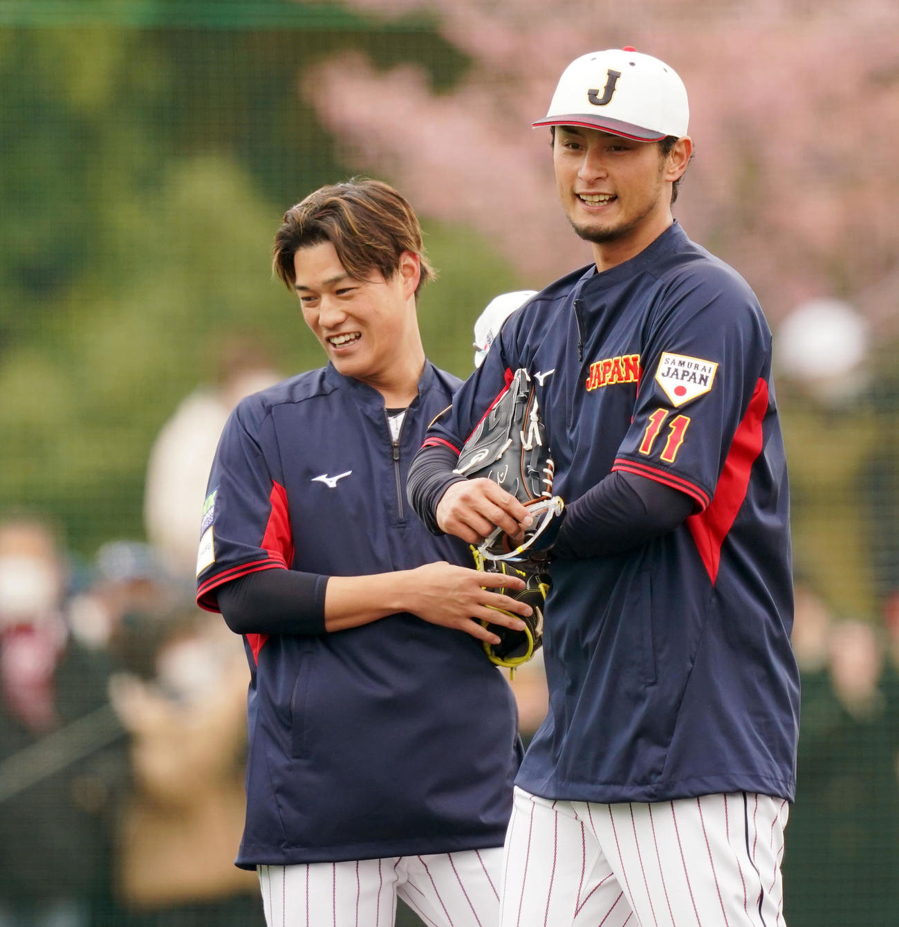 WBC日本代表（侍ジャパン）強化合宿　キャッチボールを終え談笑する高橋（左）とダルビッシュ（2023年2月22日撮影）