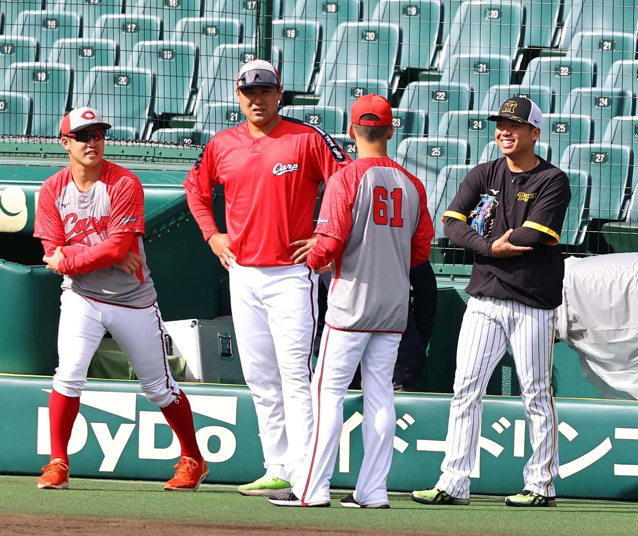 8日の試合前、村上頌樹（右）らと談笑する広島末包昇大（左から2人目）