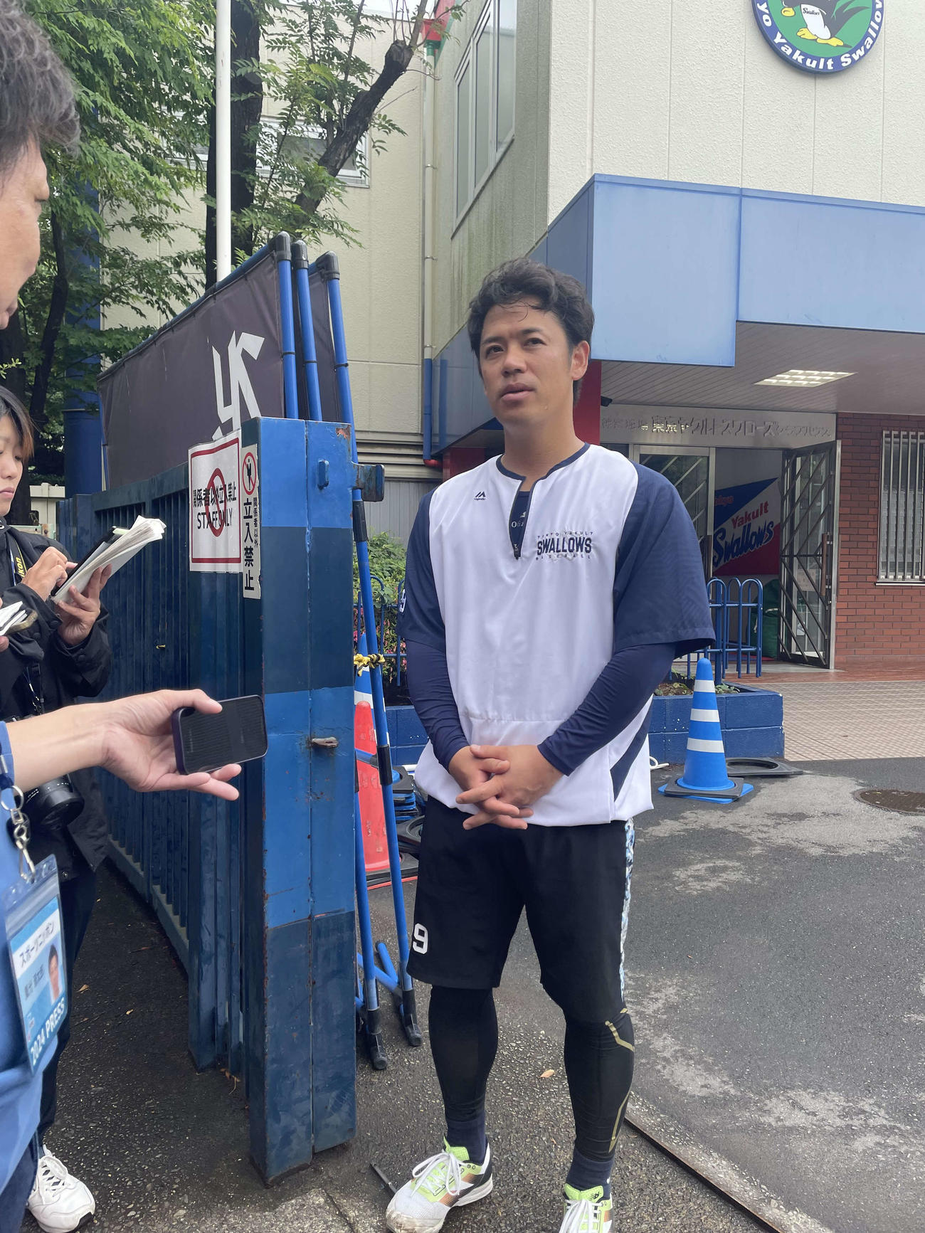 先発練習を終えて、囲み取材に対応するヤクルト小川