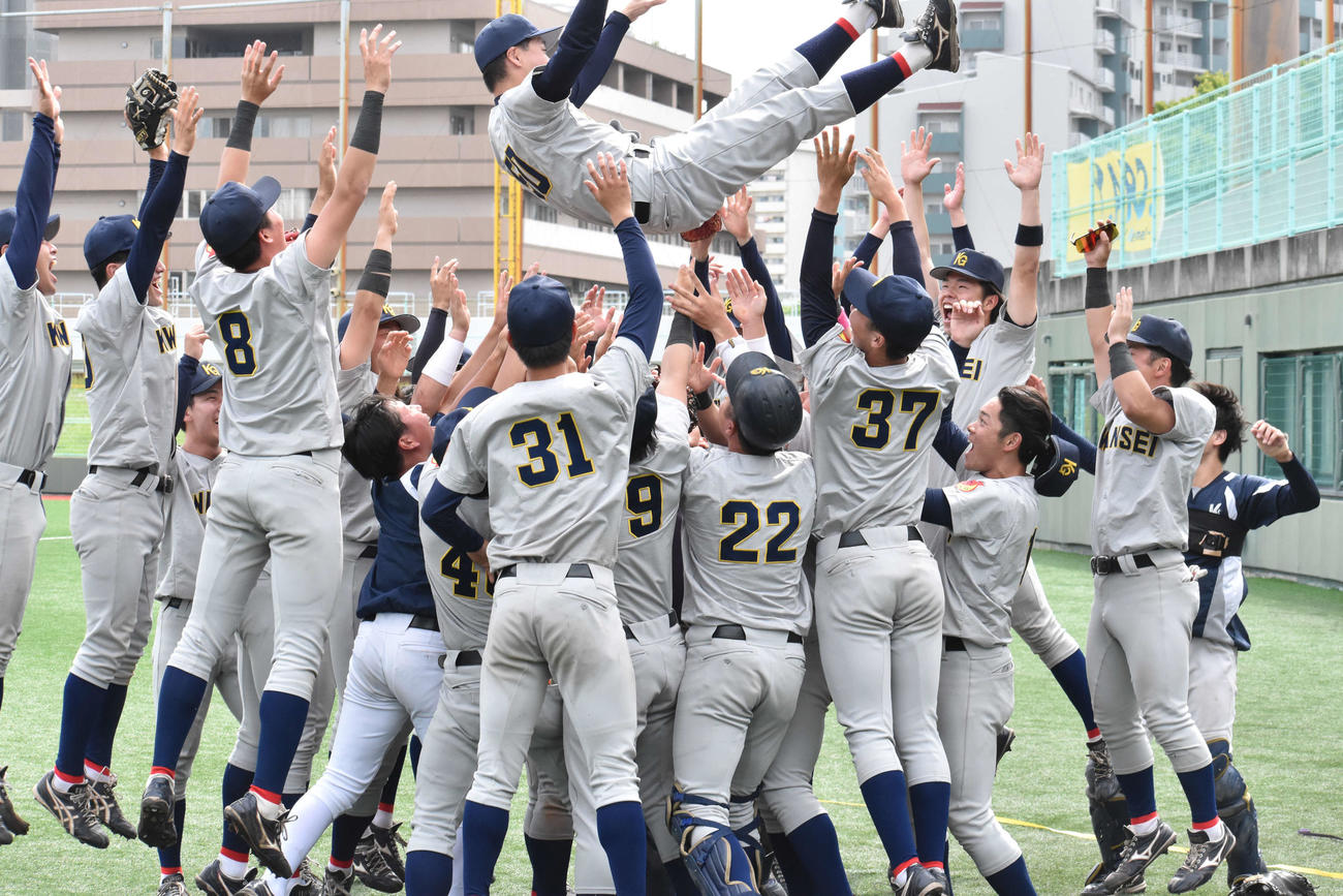 優勝を決めた関学大ナインに胴上げされる本庶監督（撮影・古財稜明）