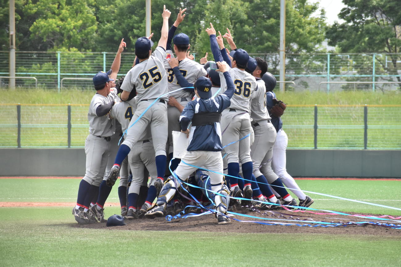 優勝の瞬間にマウンド上に集まり歓喜に沸く関学大ナイン（撮影・古財稜明）