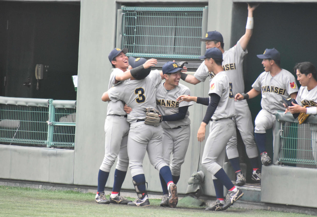 6回裏2死から左越えのソロを放ち、ベンチで祝福を受ける関学大・馬場（撮影・古財稜明）