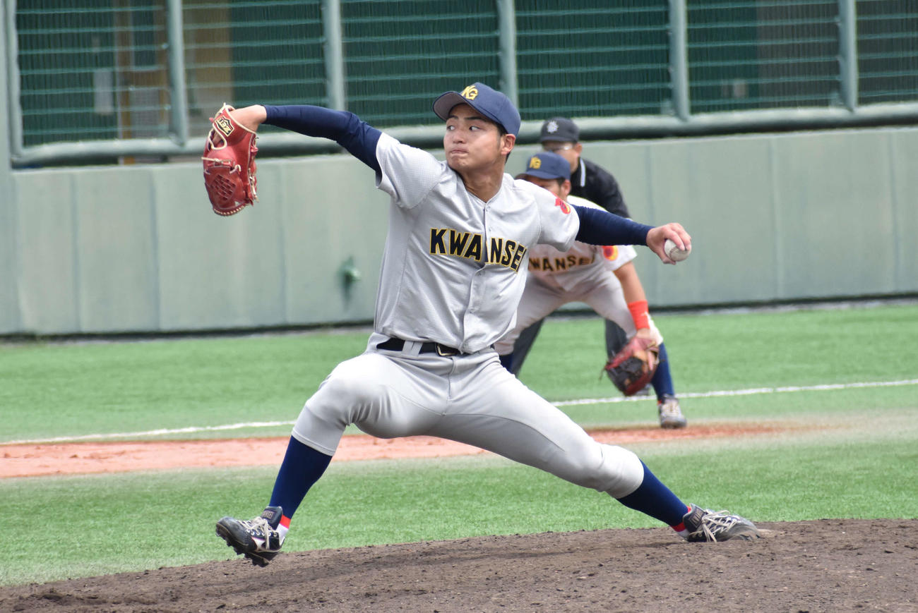 同大戦に先発した関学大の2年生エース左腕飯田（撮影・古財稜明）