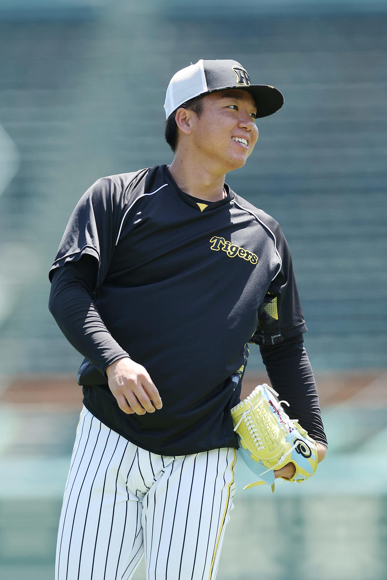 キャッチボールの合間に笑顔を見せる阪神村上（撮影・前田充）