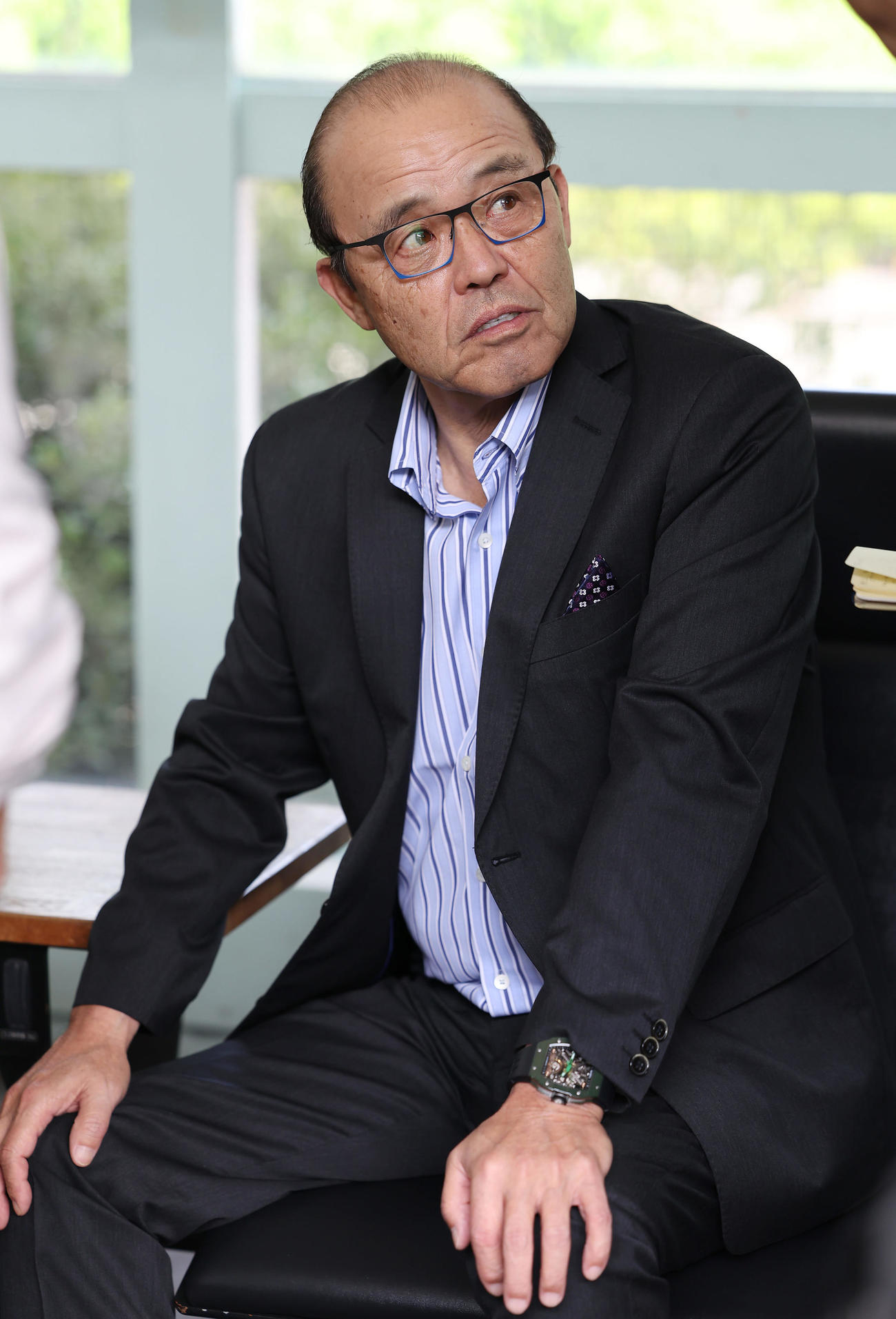 広島戦に向け移動する阪神岡田監督（撮影・前田充）