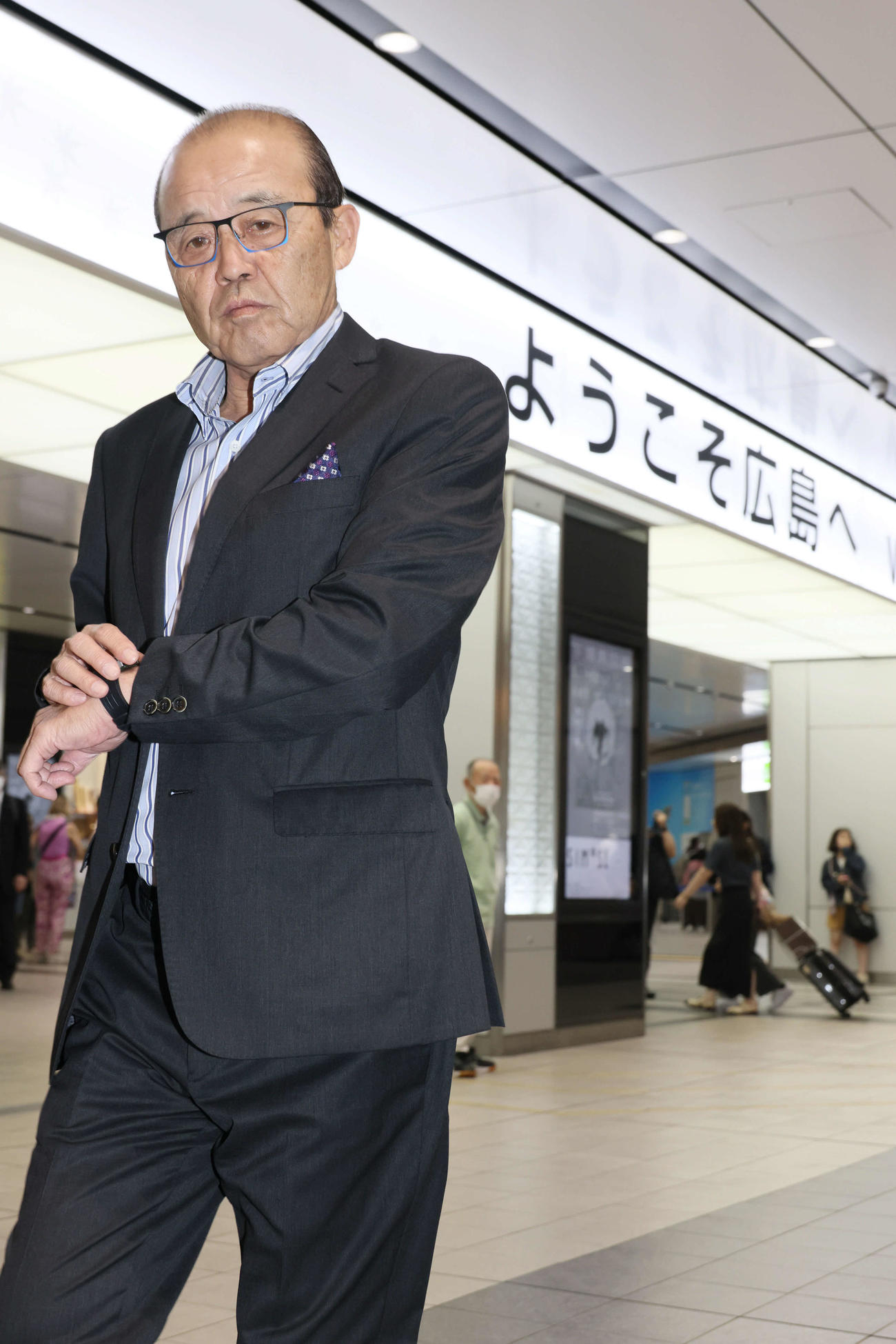 広島戦に備え、現地入りした阪神岡田監督（撮影・加藤孝規）