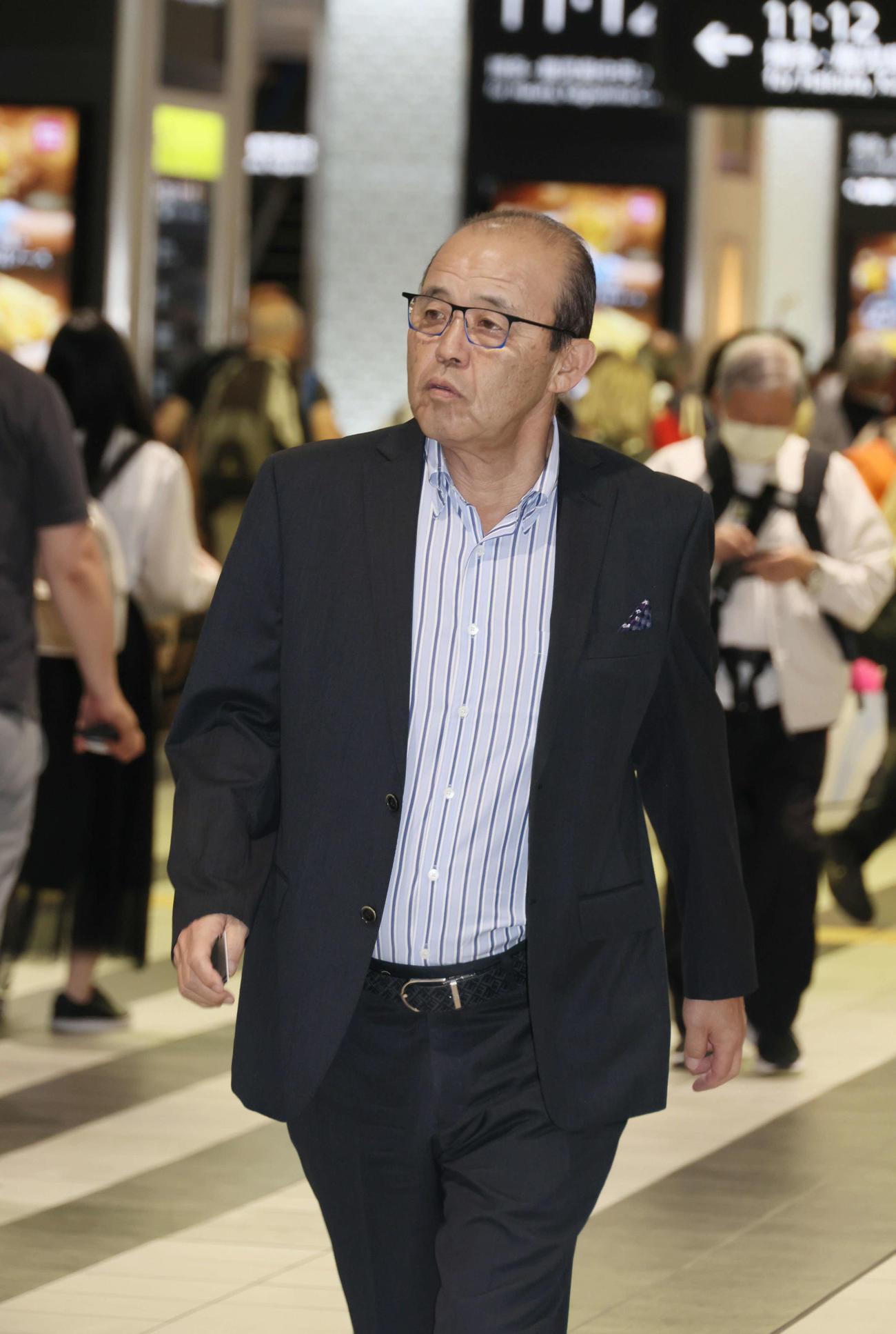 広島戦に備え、現地入りした阪神岡田監督（撮影・加藤孝規）