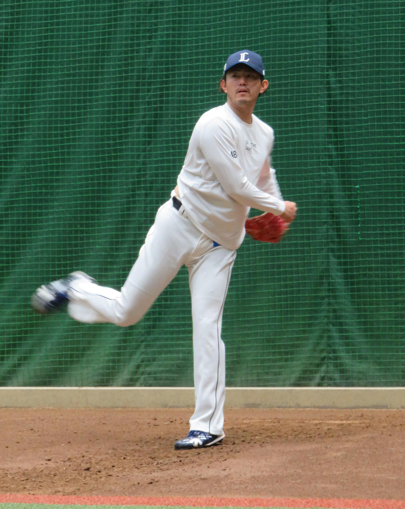 ブルペンで登板前日調整を行う西武今井