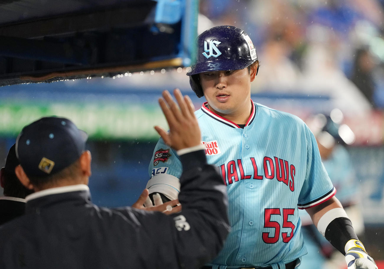 DeNA戦でソロ本塁打を放ちナインとタッチを交わすヤクルト村上（2024年4月21日撮影）