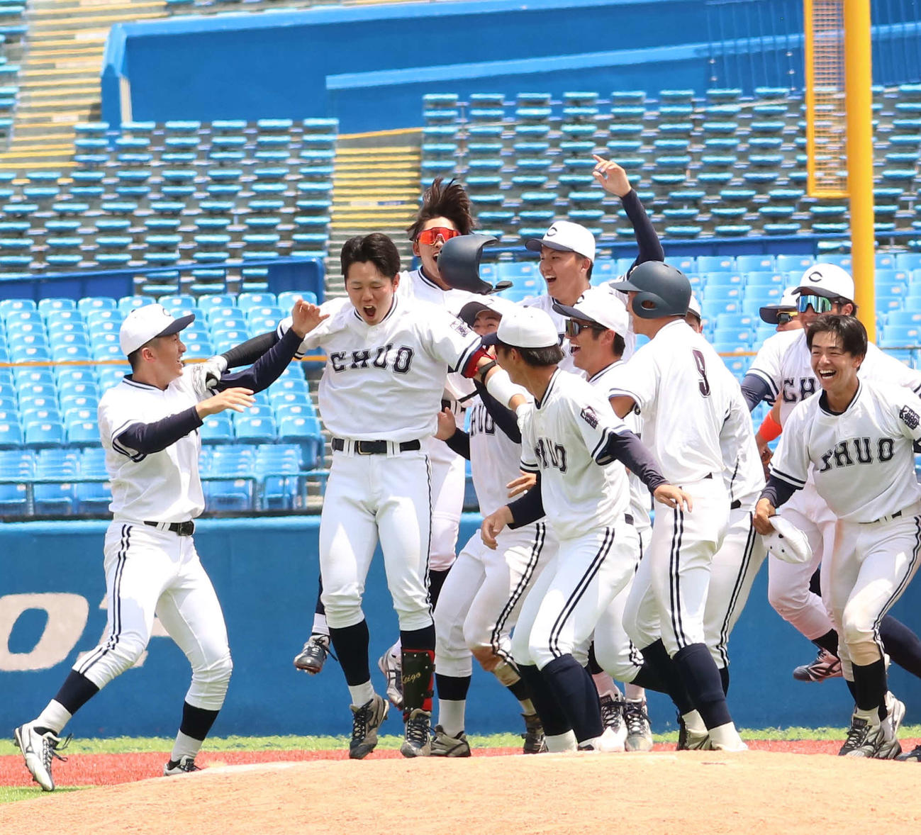 日大対中大　タイブレークの10回裏中大1死満塁、綱川（左から2人目）がサヨナラの適時内野安打を放ち、歓喜するナイン（撮影・野見山拓樹）
