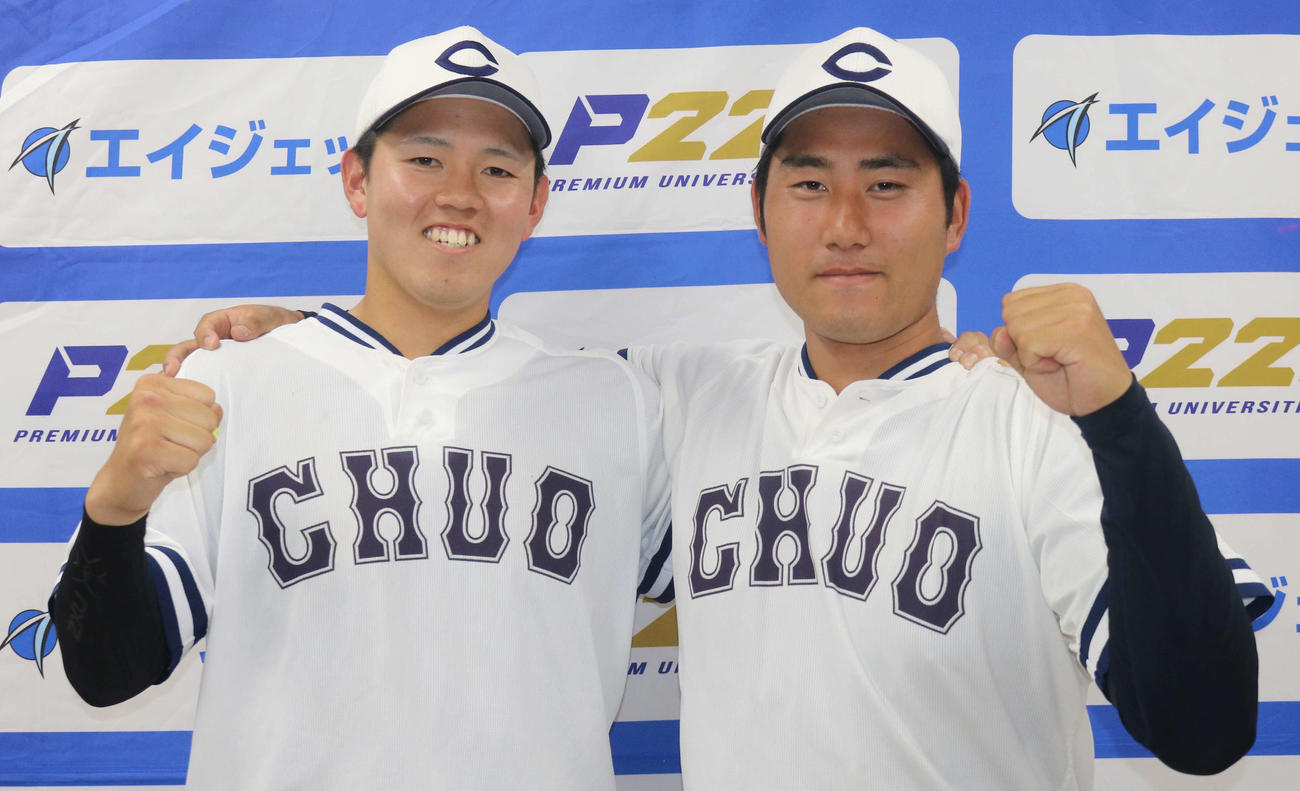 日大対中大　笑顔でガッツポーズする中大・綱川（左）と岩城（撮影・深田雄智）