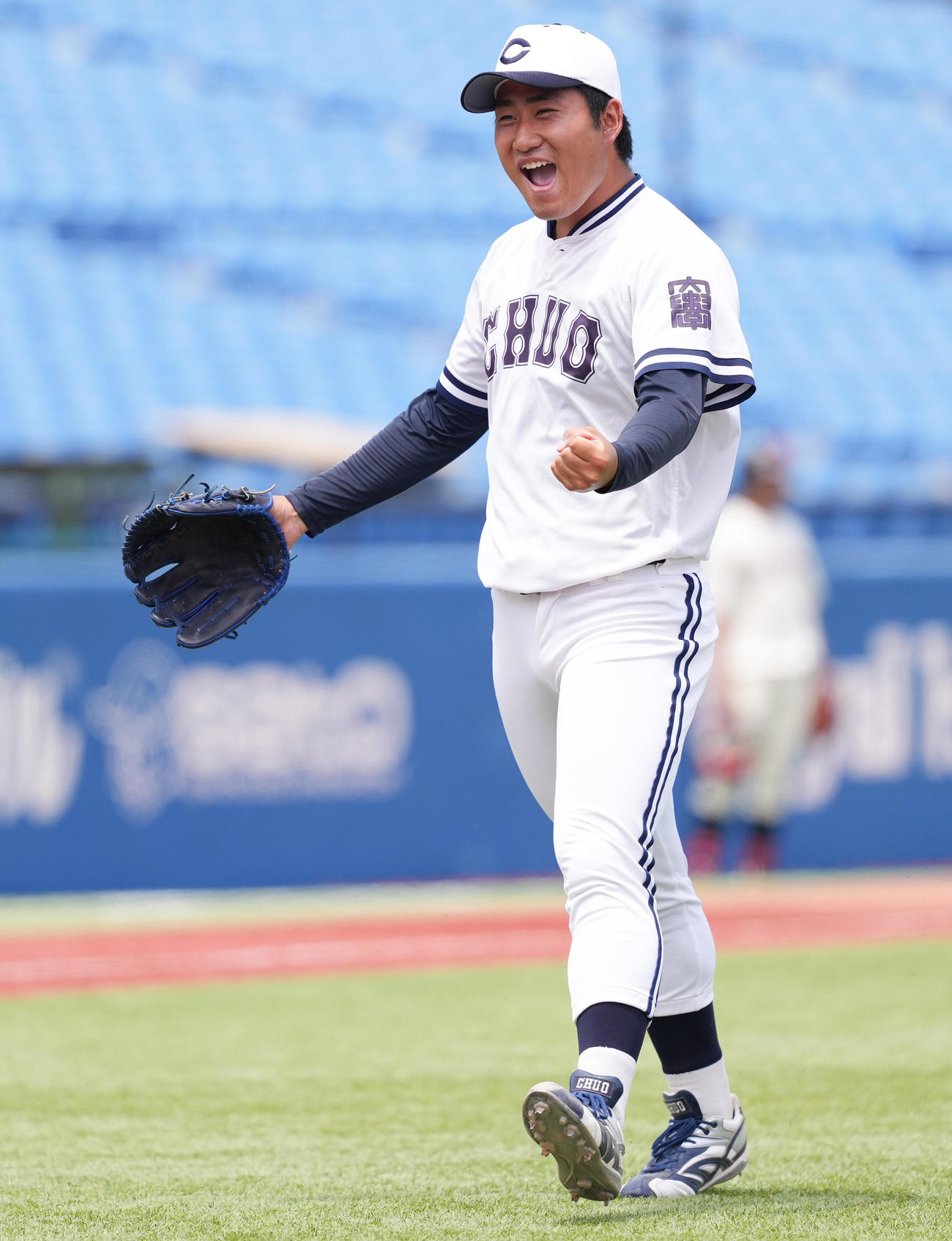 日大対中大　タイブレークの10回表を抑え、ガッツポーズする中大・岩城（撮影・鈴木みどり）