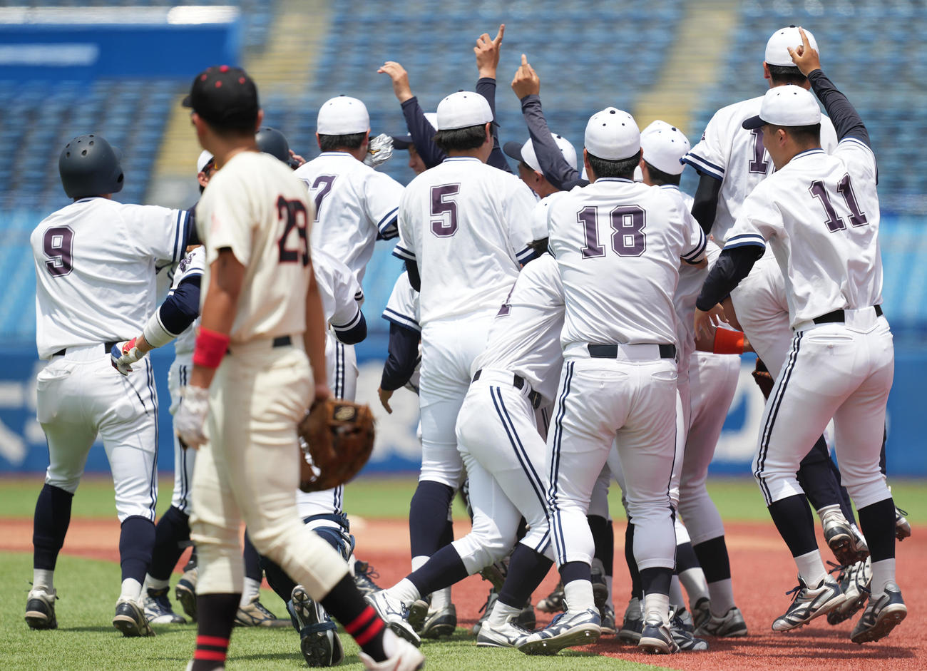 日大対中大　タイブレークの10回裏中大1死満塁、代打綱川がサヨナラ打を放ち、歓喜するナイン（撮影・鈴木みどり）