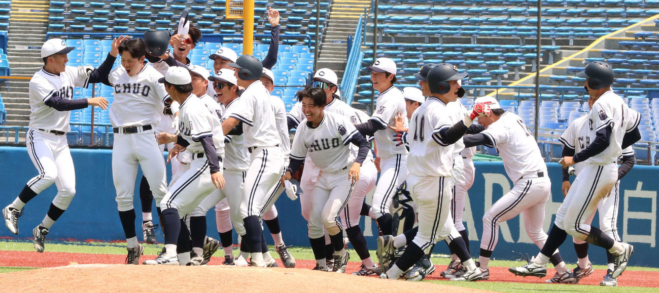 日大対中大　タイブレークの10回裏中大1死満塁、綱川（左から二人目）がサヨナラの適時内野安打を放ち、歓喜する中大ナイン（撮影・深田雄智）