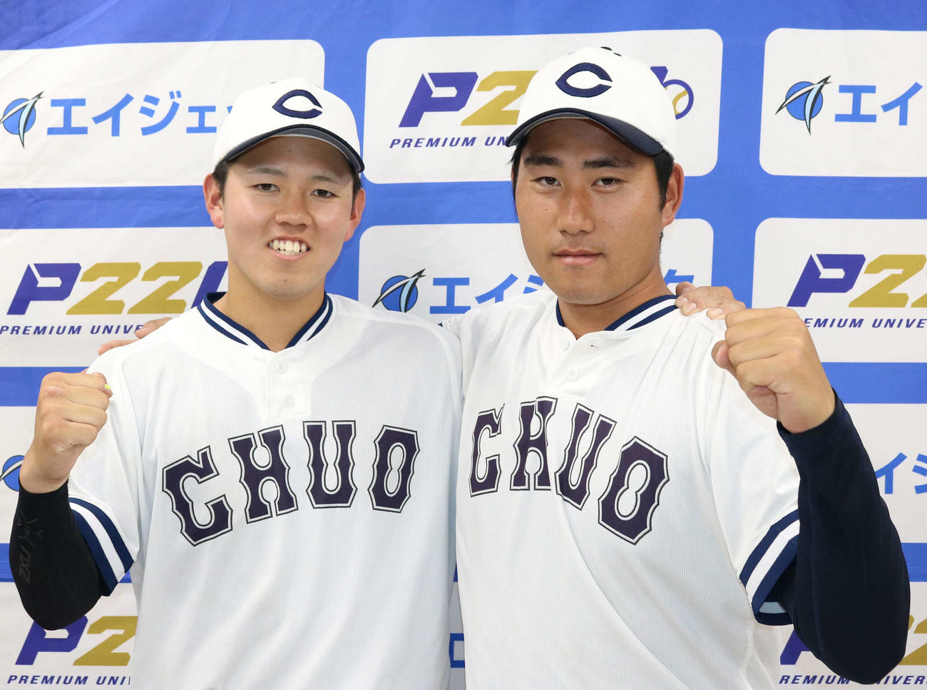 日大対中大　笑顔でガッツポーズする中大・綱川（左）と岩城（撮影・野見山拓樹）