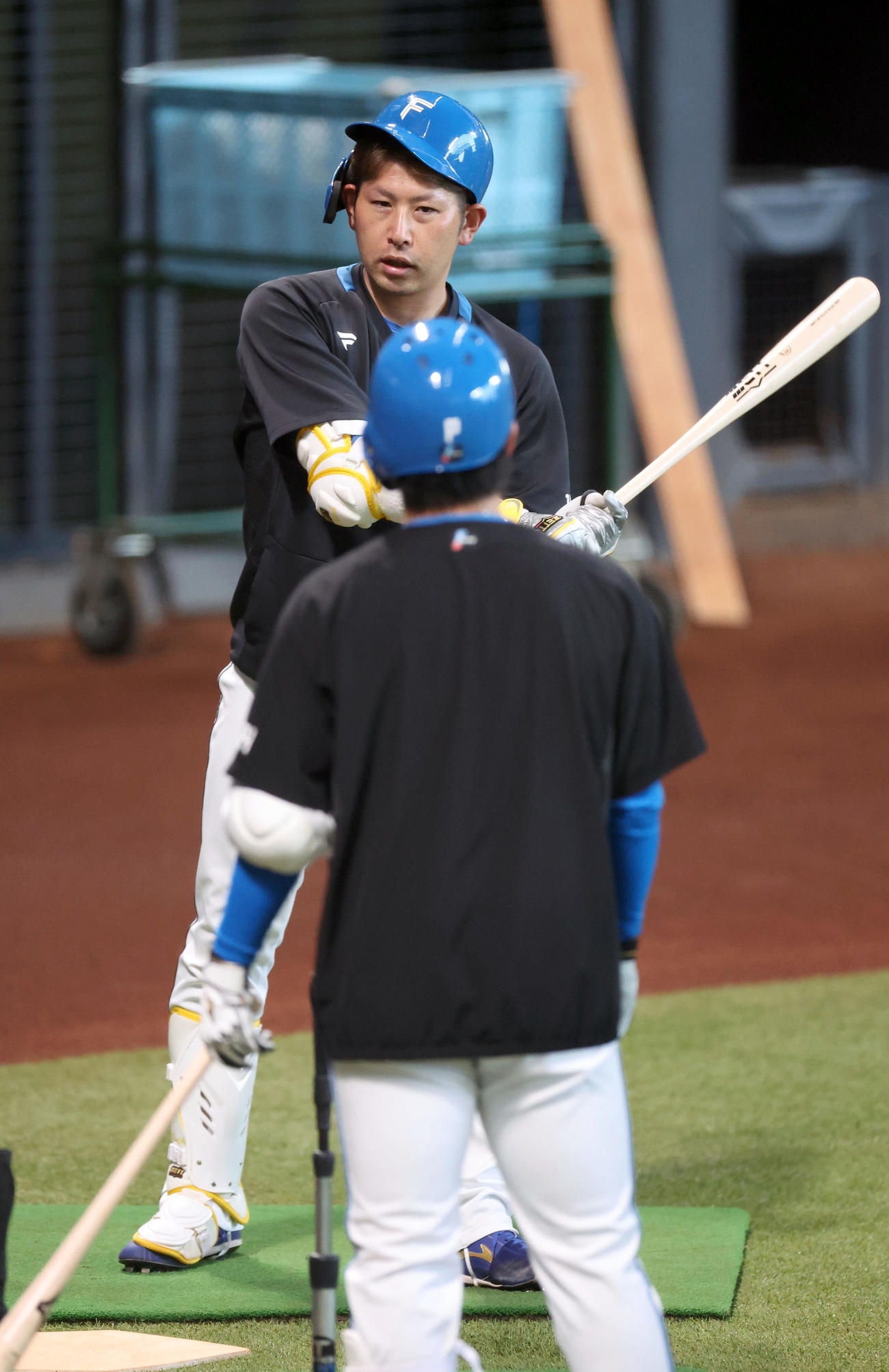 日本ハム対オリックス　試合前、打撃練習をする日本ハム加藤貴（後方）と金村（撮影・佐藤翔太）