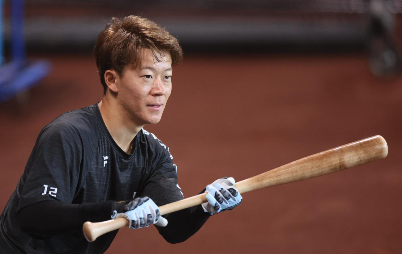 日本ハム対オリックス　試合前、バント練習をする日本ハム矢沢（撮影・佐藤翔太）