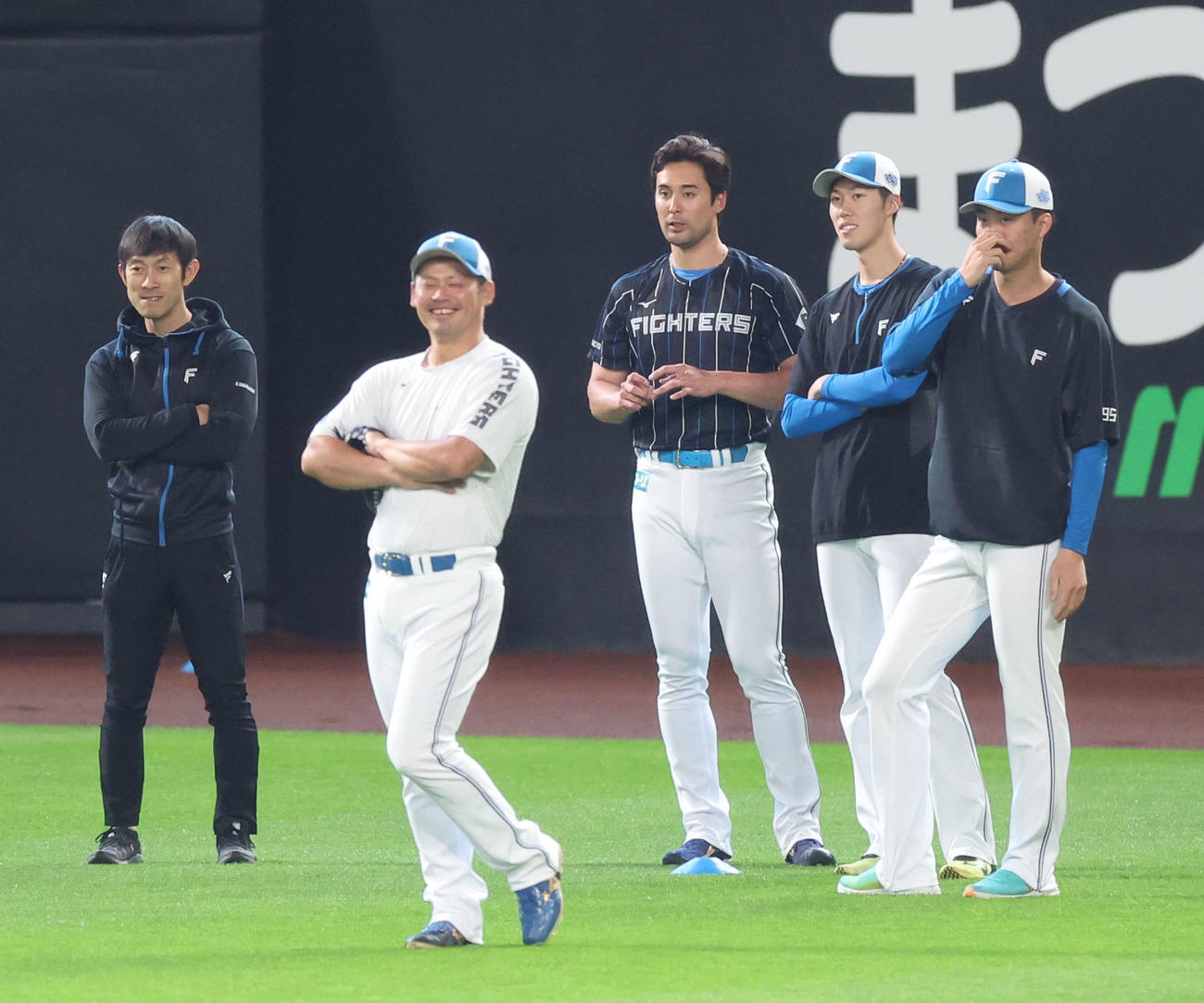 日本ハム対オリックス　試合前、投手陣の打撃練習を見つめる日本ハム上原（中央）ら選手たち（撮影・佐藤翔太）