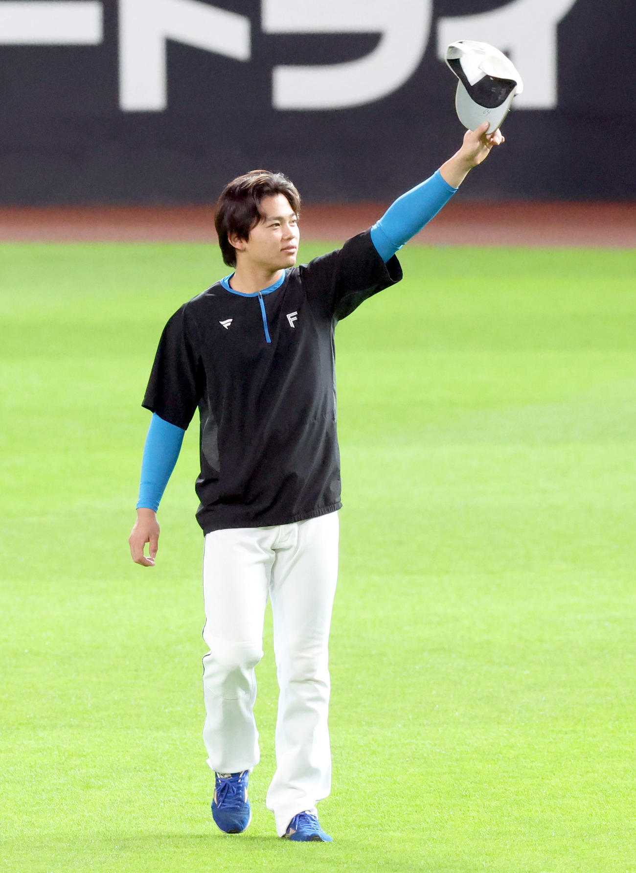 日本ハム対オリックス　試合前、スタンド応援席にいるファンに手をふって応える日本ハム田宮（撮影・佐藤翔太）