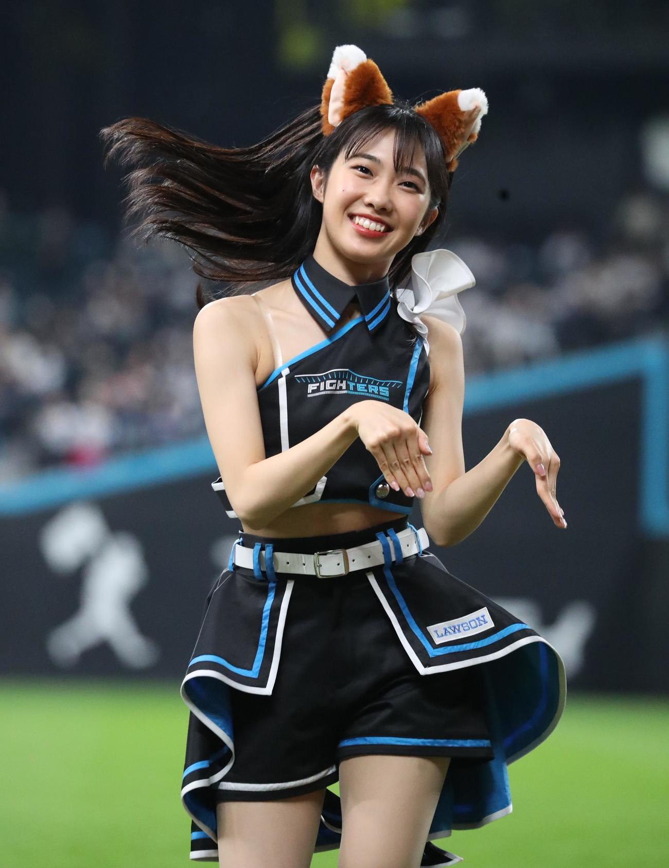 きつねダンスを踊るファイターズガール（2024年4月16日撮影）
