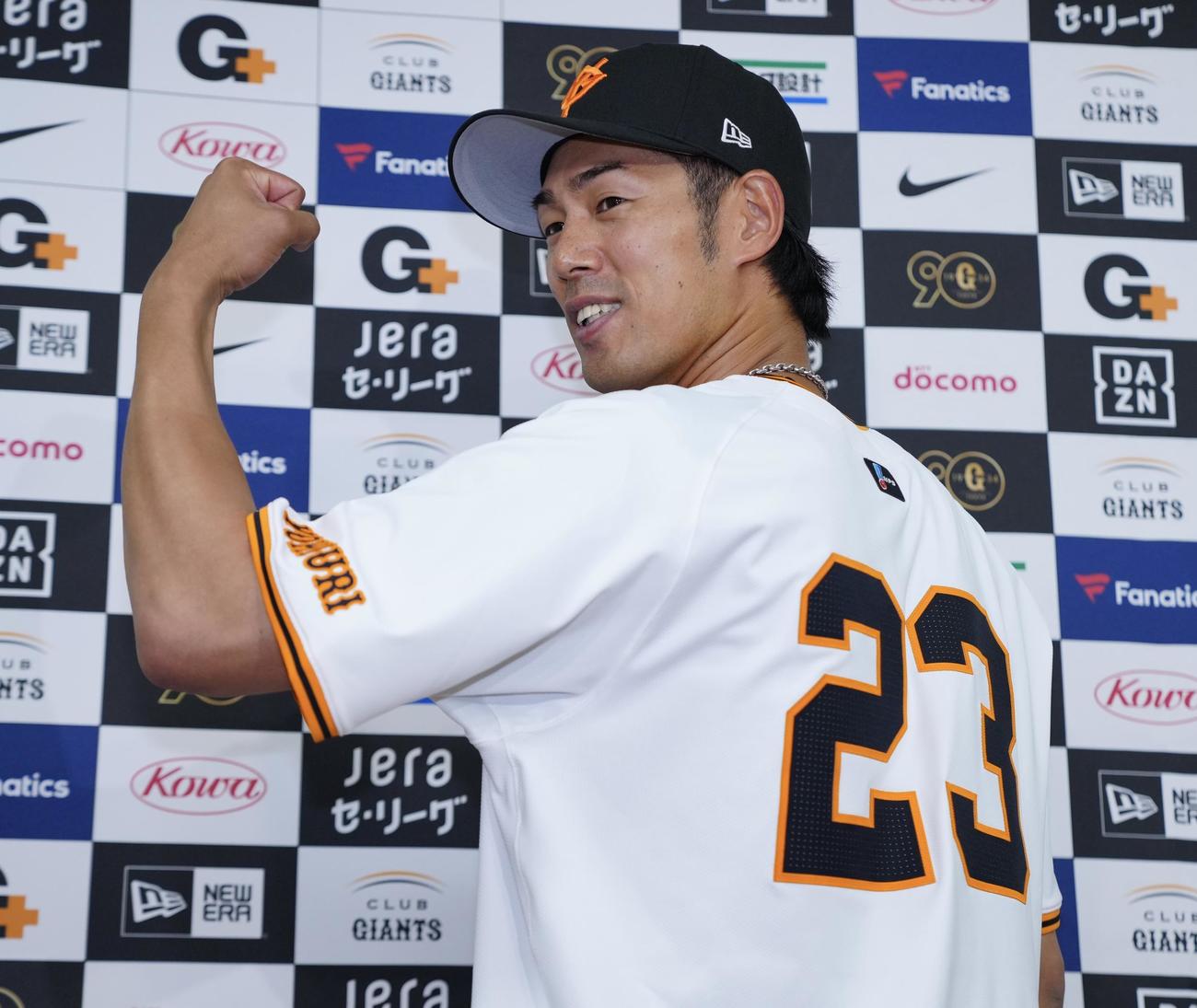 巨人対中日　試合前、支配下登録された巨人立岡は背番号23のユニホームを着て写真に納まる（撮影・垰建太）