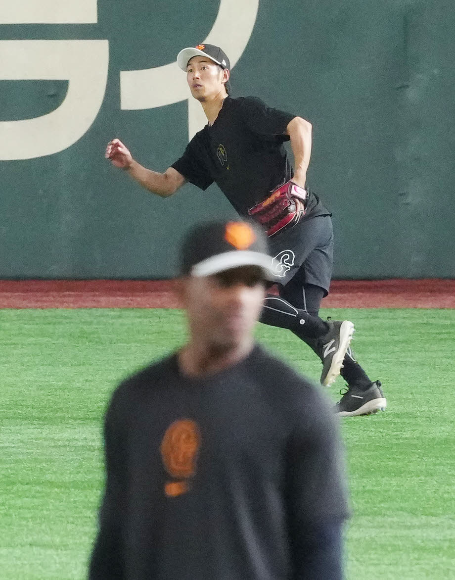 巨人対中日　試合前練習に臨む巨人立岡（撮影・江口和貴）