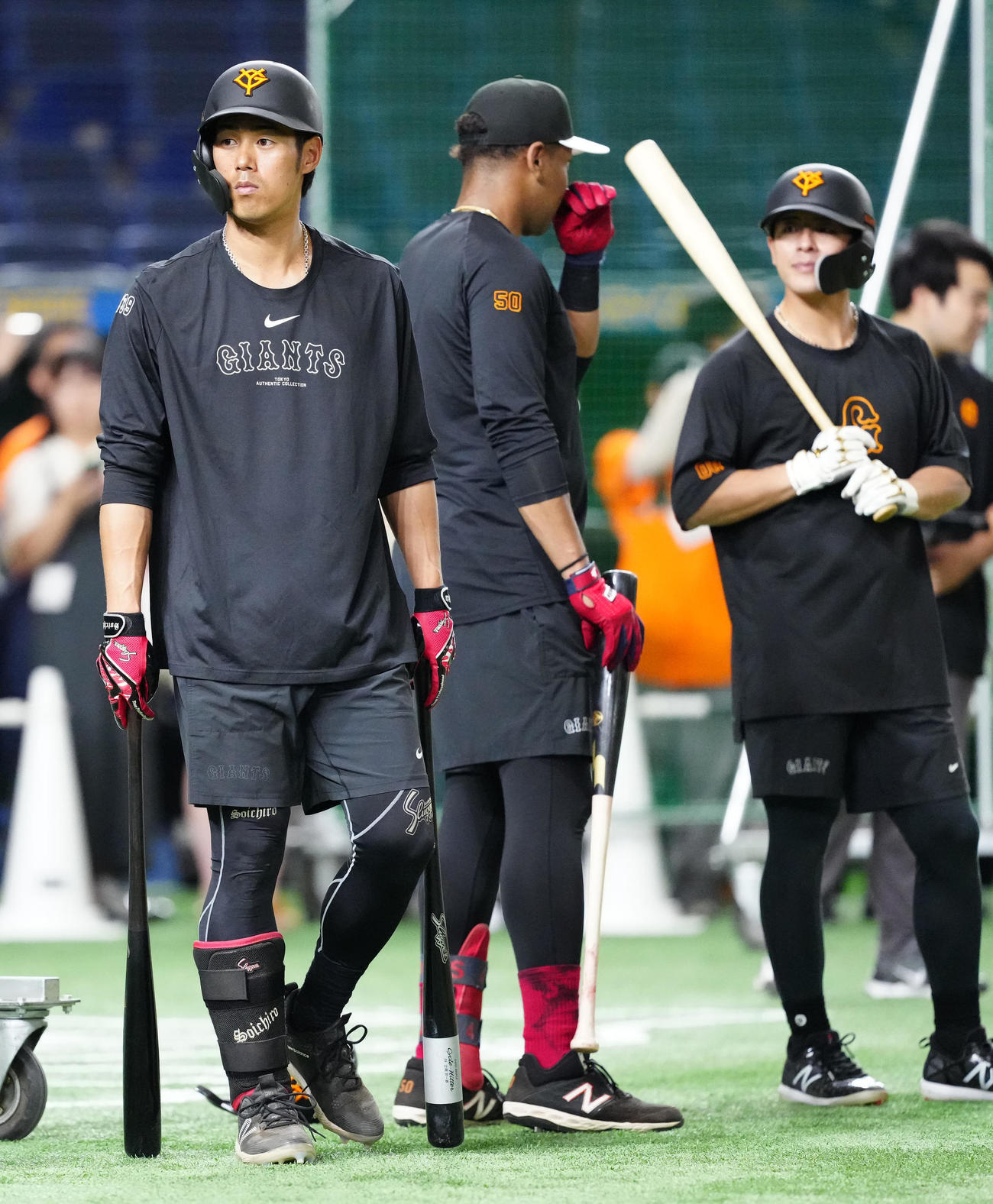 巨人対中日　試合前練習に臨む巨人立岡（左）（撮影・江口和貴）