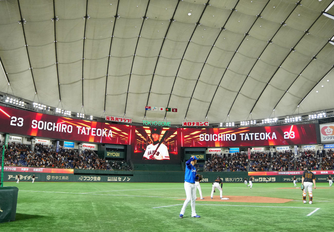 巨人対中日　スタメンの巨人立岡の映像を映す東京ドームのビジョン（撮影・垰建太）