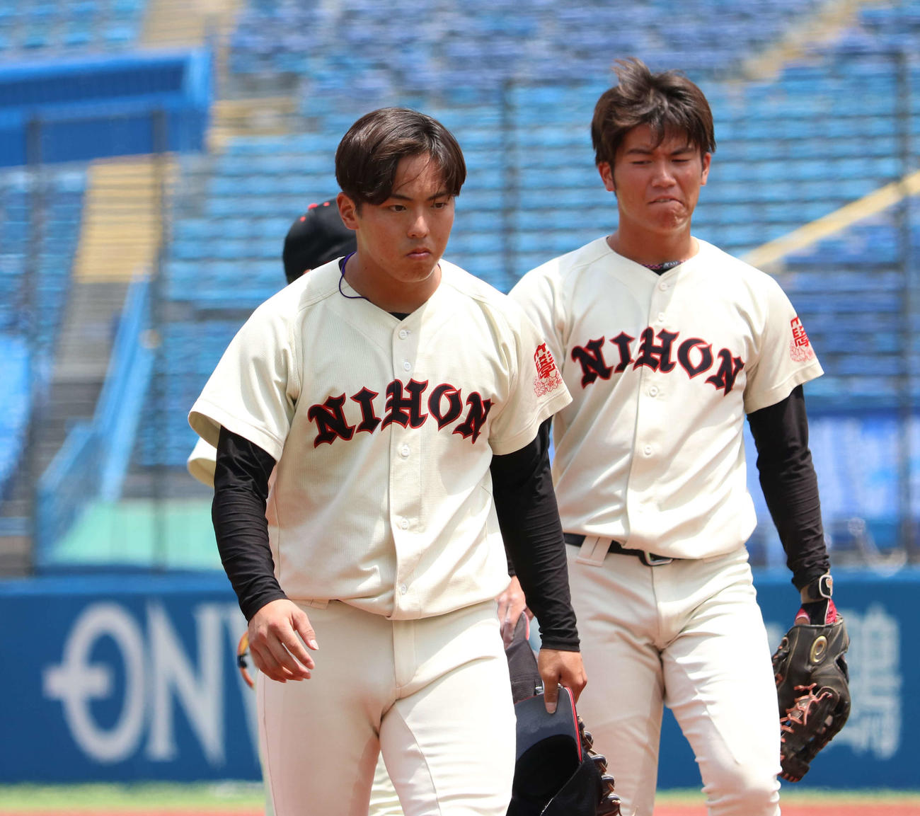日大対中大　サヨナラ負けを喫し肩を落とす日大・山内（左）（撮影・野見山拓樹）