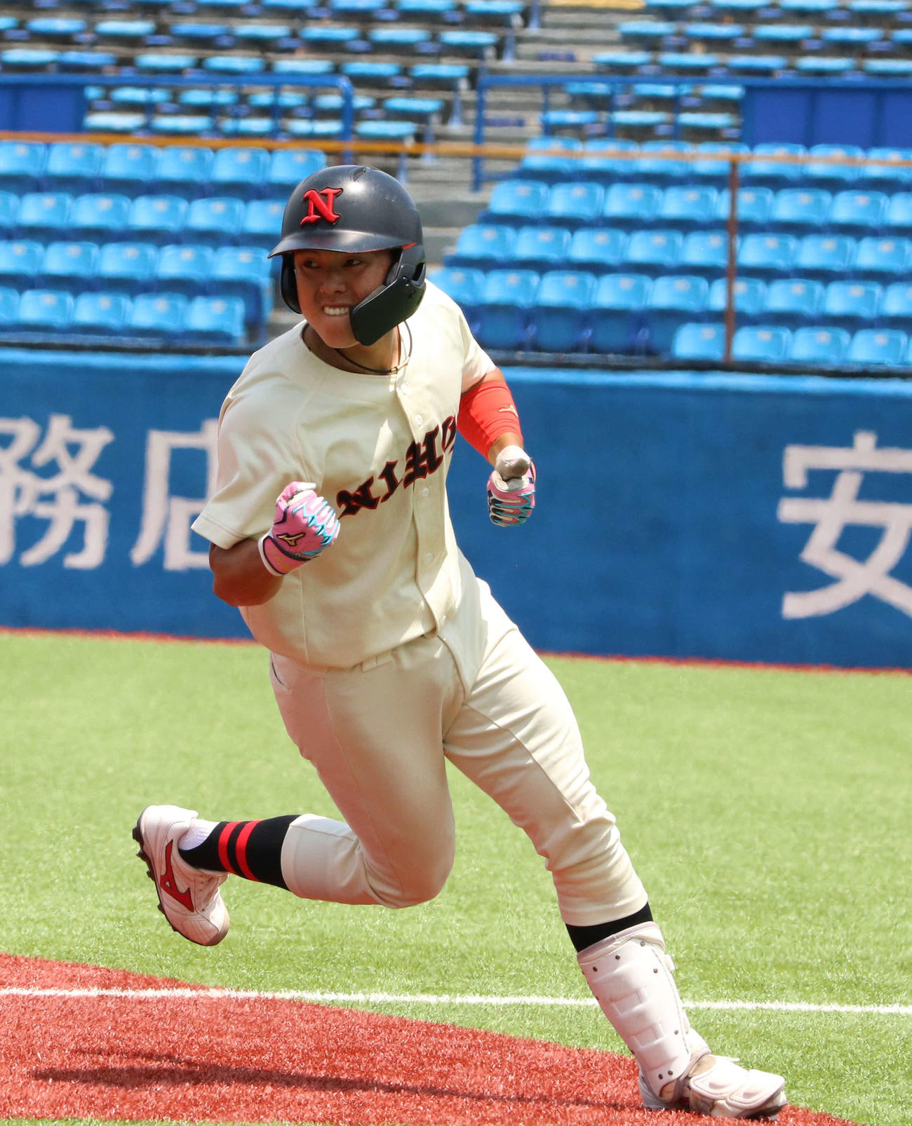 日大対中大　8回表日大1死三塁で同点に追いつく内野ゴロを放ち、ガッツポーズする日大・角田（撮影・深田雄智）
