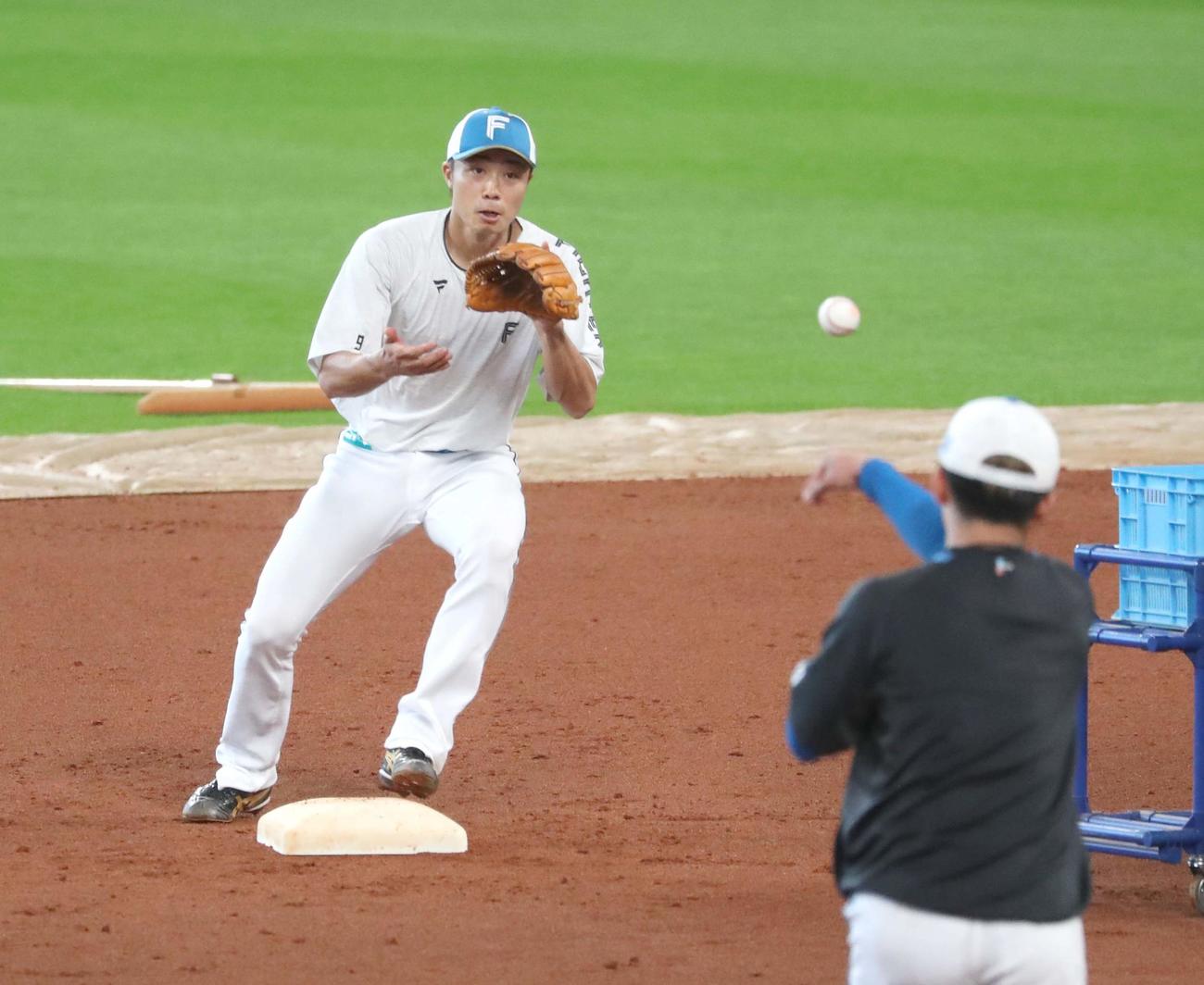 日本ハム対オリックス　二塁で守備練習する中島（撮影・黒川智章）