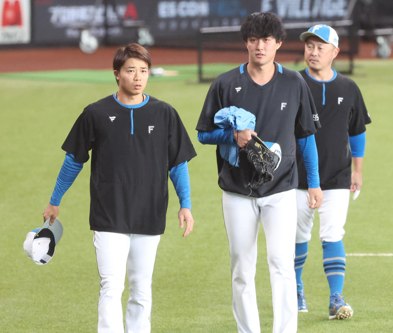 日本ハム対オリックス　試合前、グラウンドに入る日本ハム中島（左）と柳川（撮影・佐藤翔太）