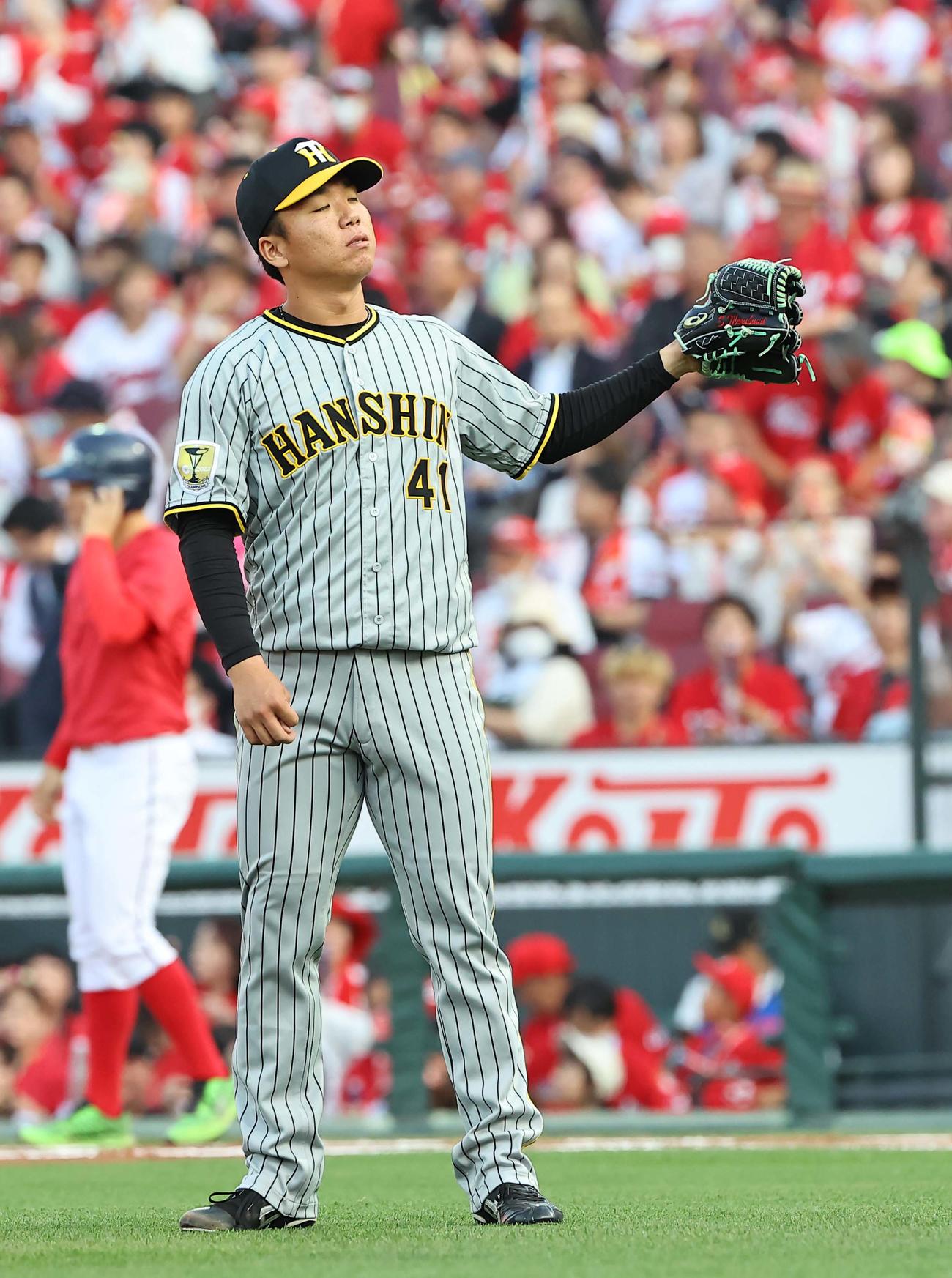 広島対阪神　1回裏広島無死三塁、先制点を許した村上は悔しそうな表情を見せる（撮影・上田博志）