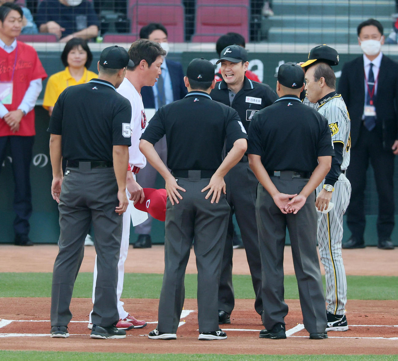 広島対阪神　メンバー表の最終確認を行う新井監督（左）と岡田監督（撮影・加藤哉）