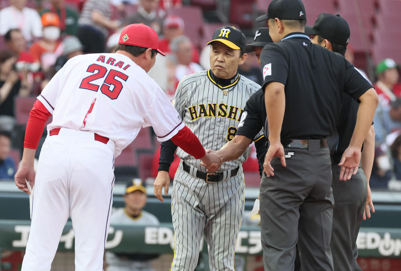 広島対阪神　メンバー表の交換をする阪神岡田監督と広島新井監督（撮影・加藤孝規）