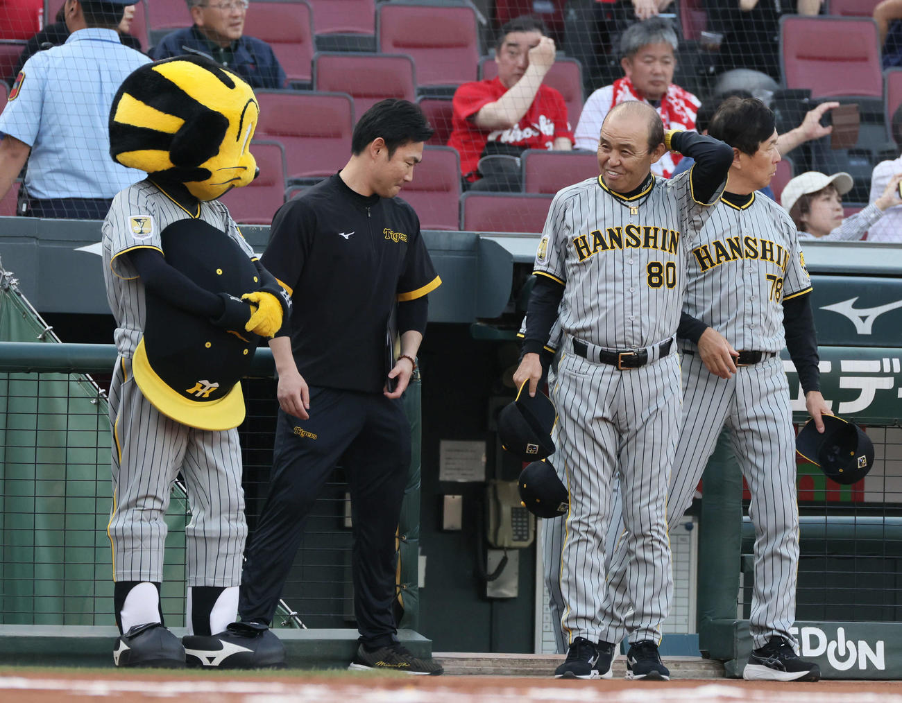 広島対阪神　トラッキーと岡田監督（撮影・加藤孝規）