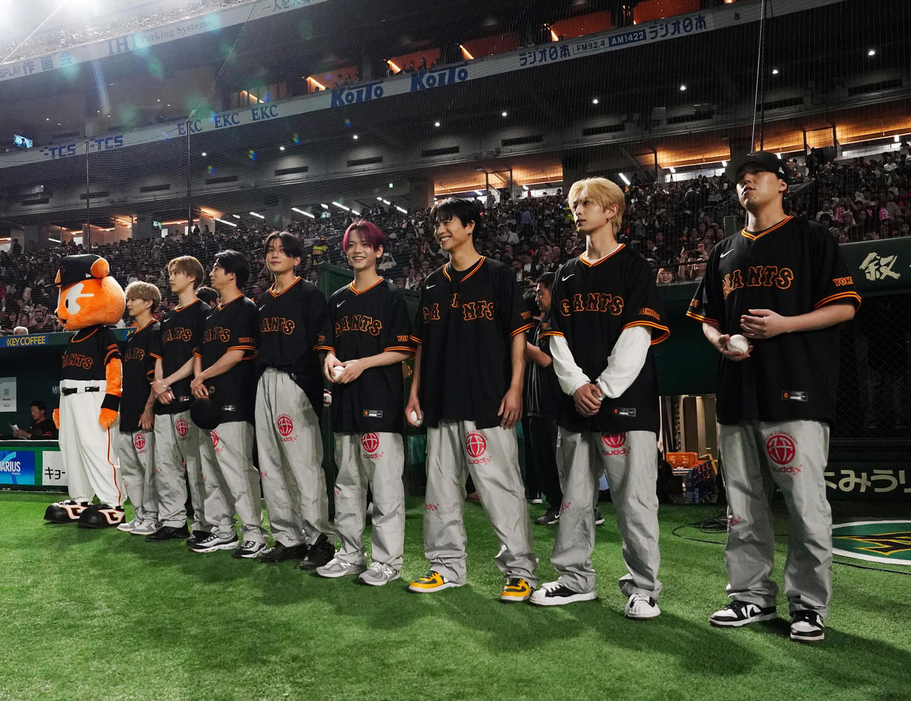 巨人対中日　試合前、ファーストピッチセレモニーに臨むFANTASTICSのメンバー（撮影・江口和貴）