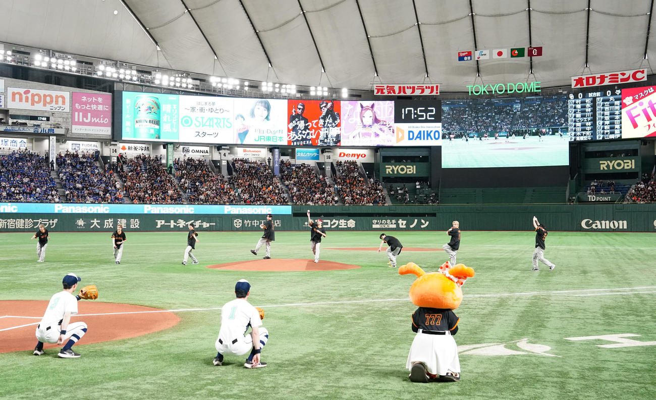 巨人対中日　試合前、ファーストピッチセレモニーに臨むFANTASTICSのメンバー（撮影・江口和貴）