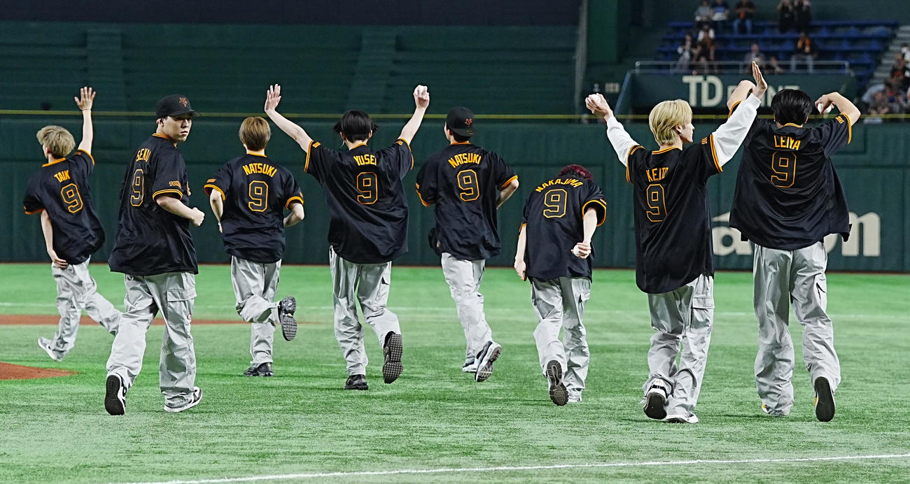 巨人対中日　試合前、ファーストピッチセレモニーに臨むFANTASTICSのメンバー（撮影・江口和貴）