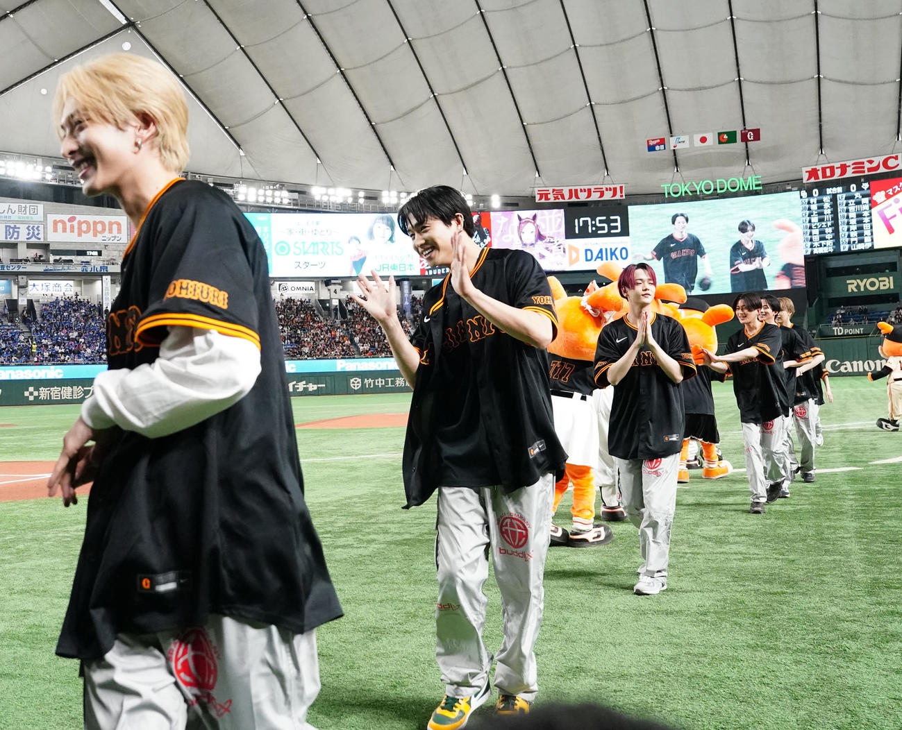 巨人対中日　試合前、ファーストピッチセレモニーに臨んだFANTASTICSのメンバー（撮影・江口和貴）