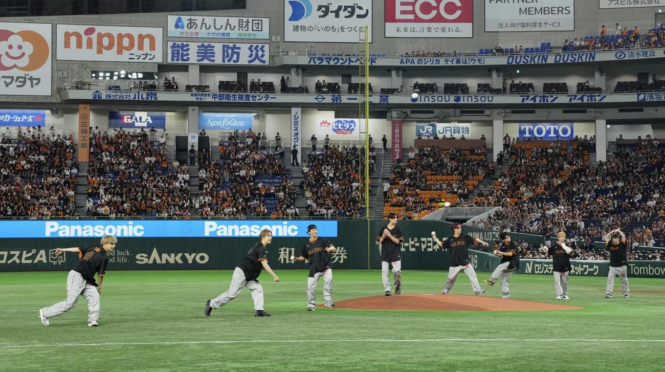 巨人対中日　試合前、始球式を務めるFANTASTICS（撮影・垰建太）