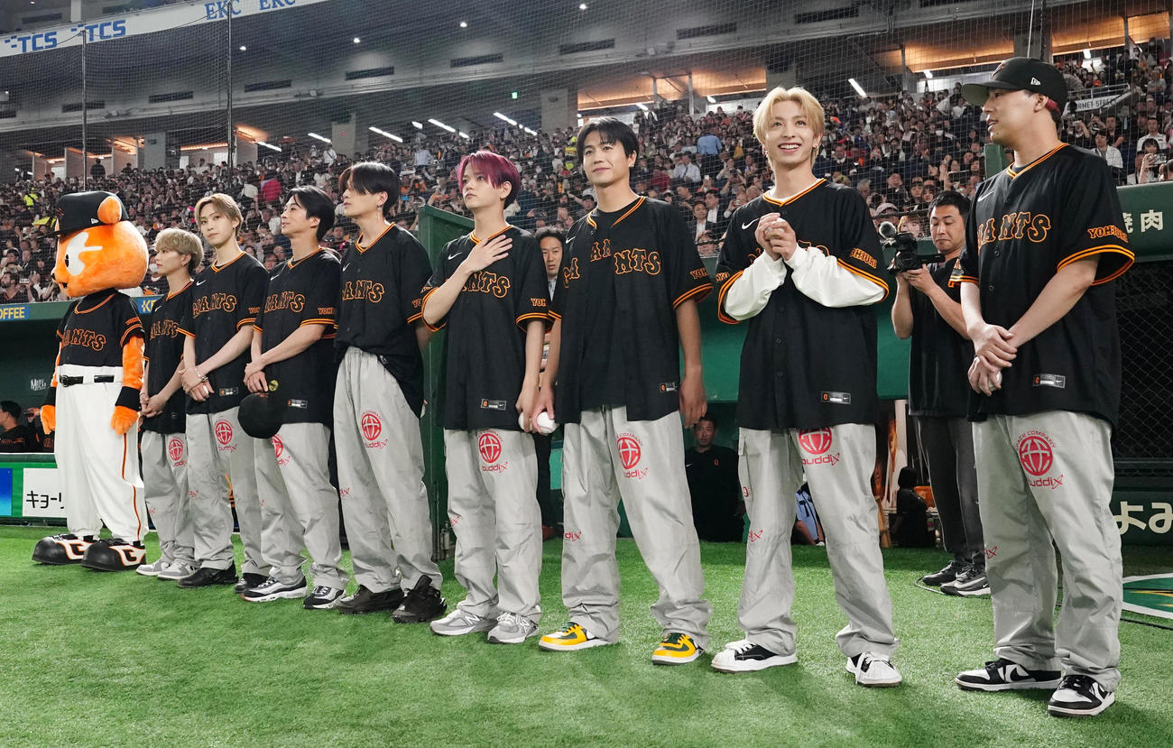 巨人対中日　試合前、ファーストピッチセレモニーに臨むFANTASTICSのメンバー（撮影・江口和貴）