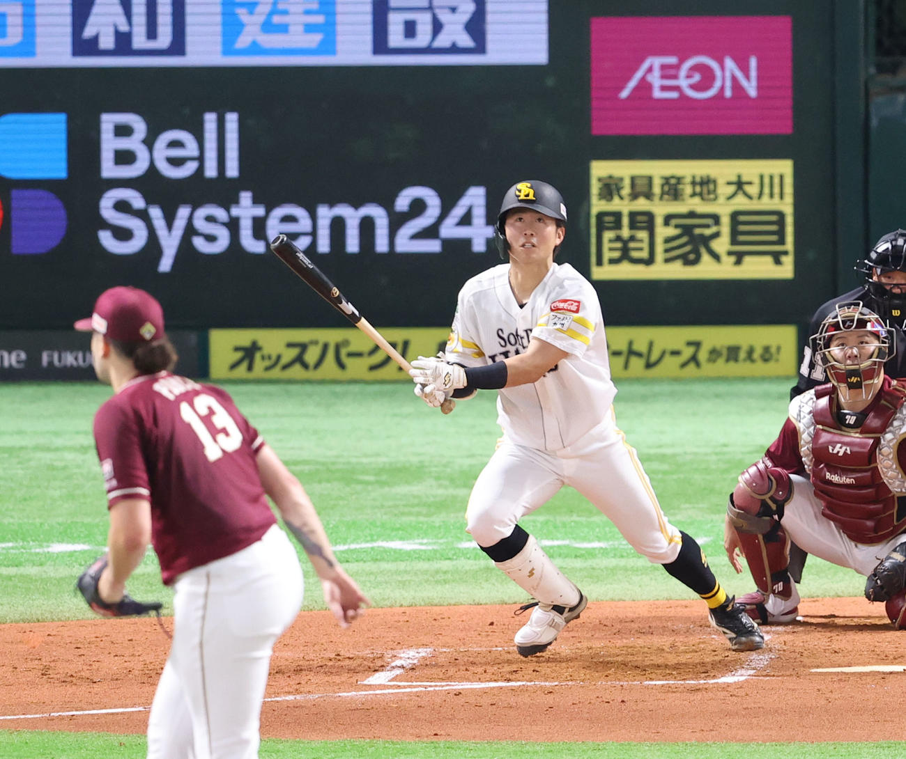 ソフトバンク対楽天　2回裏ソフトバンク無死二塁、川村は中越えに適時二塁打を放つ（撮影・鬼束羽瑠菜）