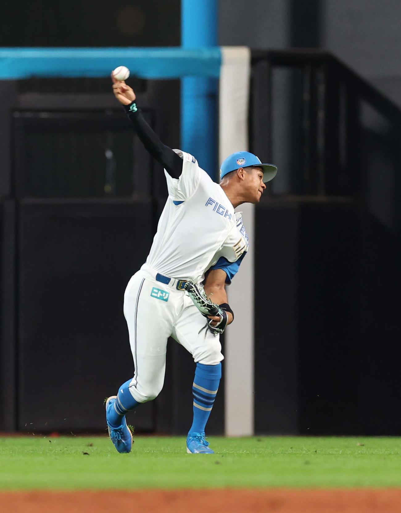 日本ハム対オリックス　2回表オリックス2死一、二塁、西川の右前打で二塁走者の西野を本塁で補殺する万波（撮影・黒川智章）