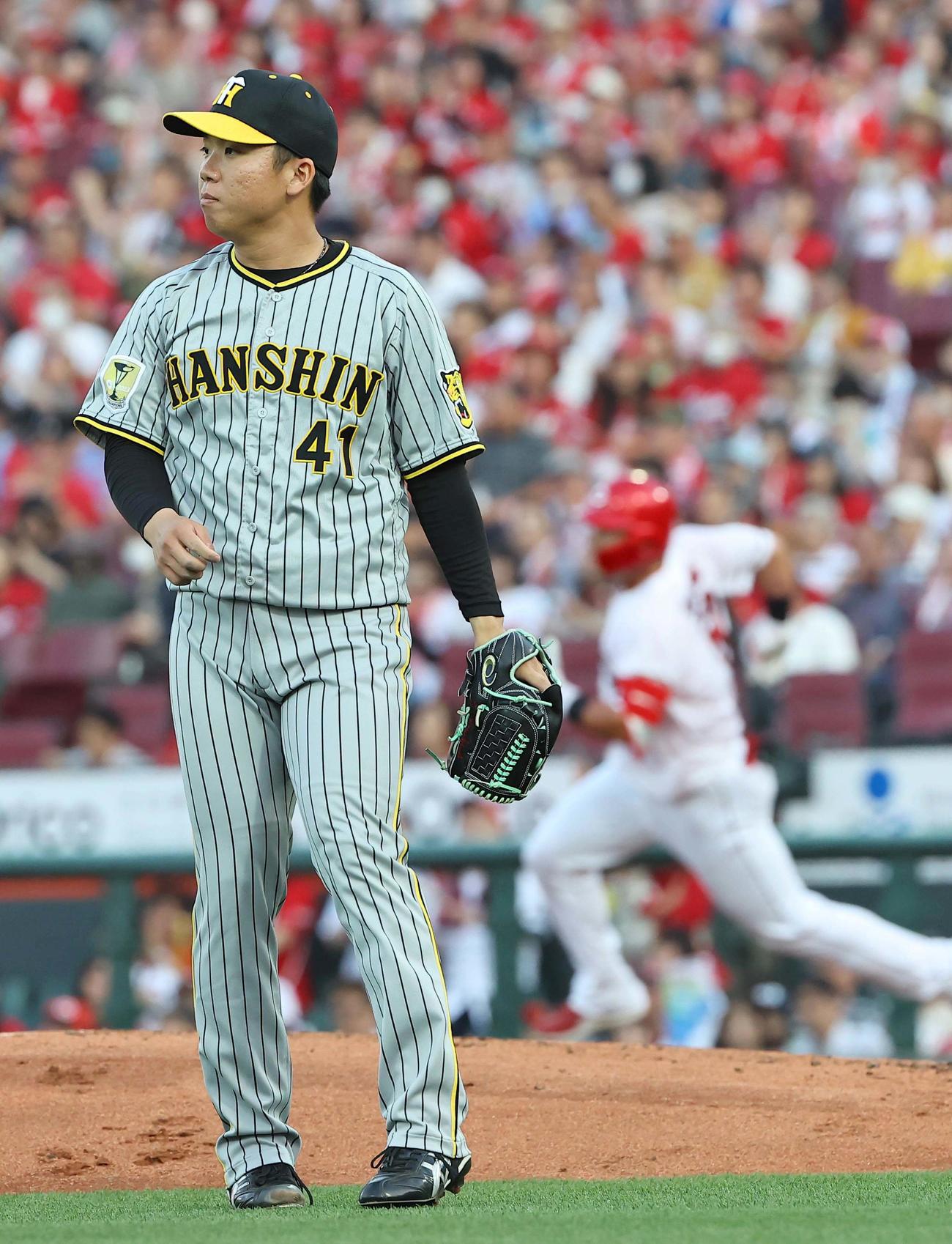 広島対阪神　2回裏広島無死、村上（左）は末包に二塁打を浴びる（撮影・上田博志）